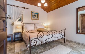 2 bedrooms, travel cot, free WiFi, bed sheets