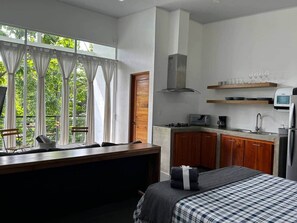 1 habitación, tabla de planchar con plancha, wifi gratis y ropa de cama 