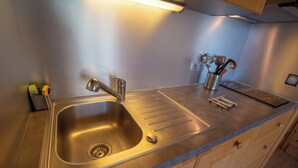 Kaffetrakter/tekoker, kjøleskap, mikrobølgeovn og ovn