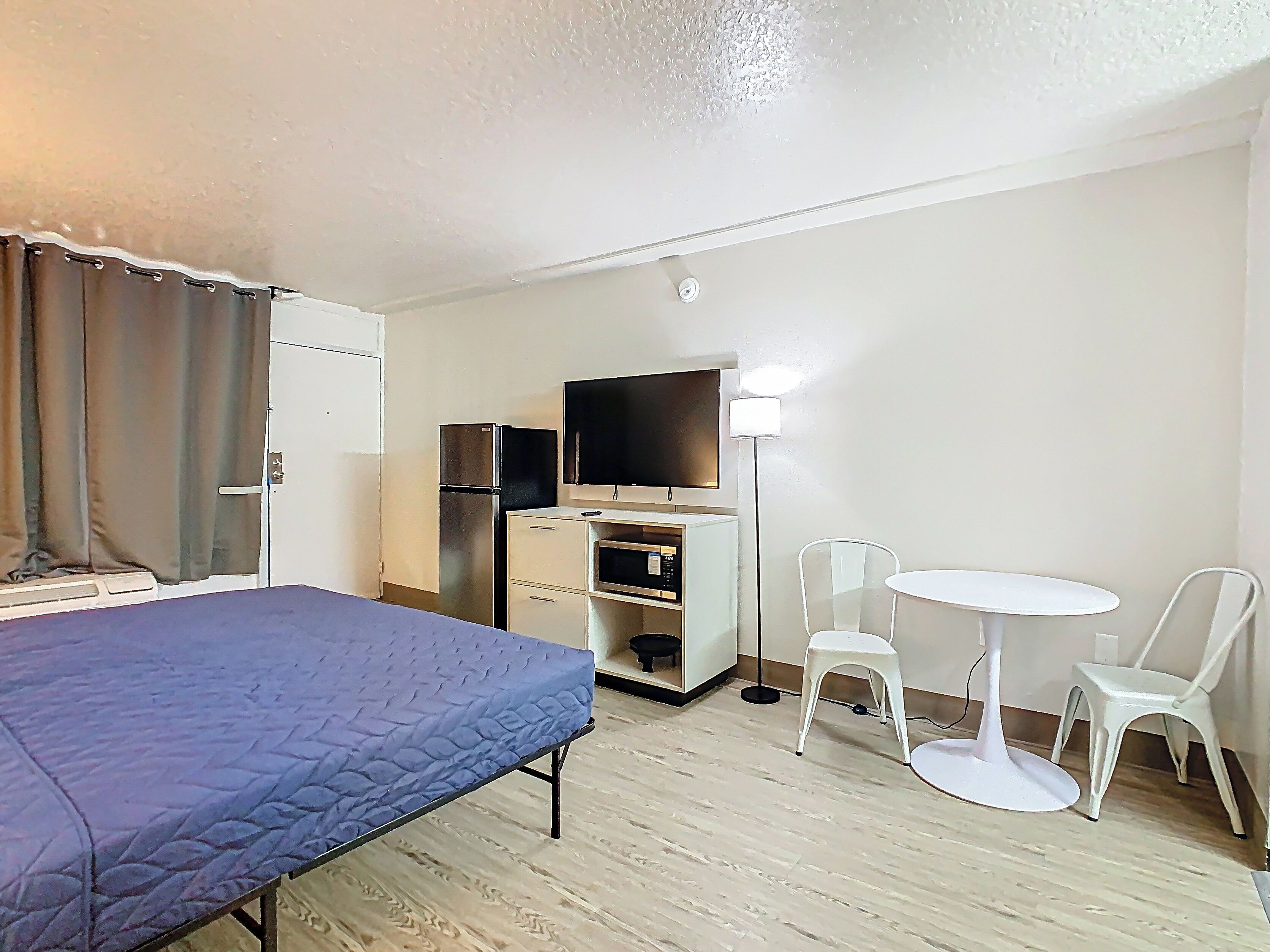 Combined shower/tub, free toiletries, towels, toilet paper