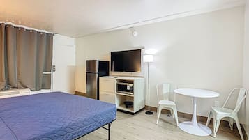 Combined shower/tub, free toiletries, towels, toilet paper