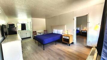 Klassieke suite, Meerdere bedden | Een bureau, gratis wifi, beddengoed