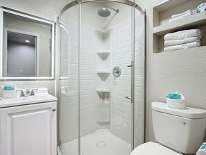 Deluxe Studio, 1 Queen Bed | Bathroom | Free toiletries, towels, toilet paper