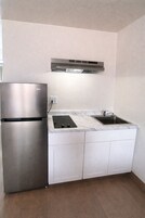 Studio, 1 Double Bed | Private kitchenette | Full-size fridge, microwave