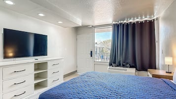 Deluxe-studio, 1 keskisuuri parisänky | Työpöytä, ilmainen Wi-Fi, vuodevaatteet