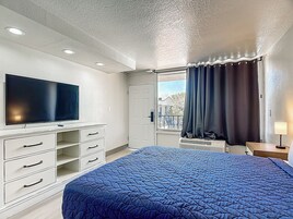 Escritorio, wifi gratis y ropa de cama 
