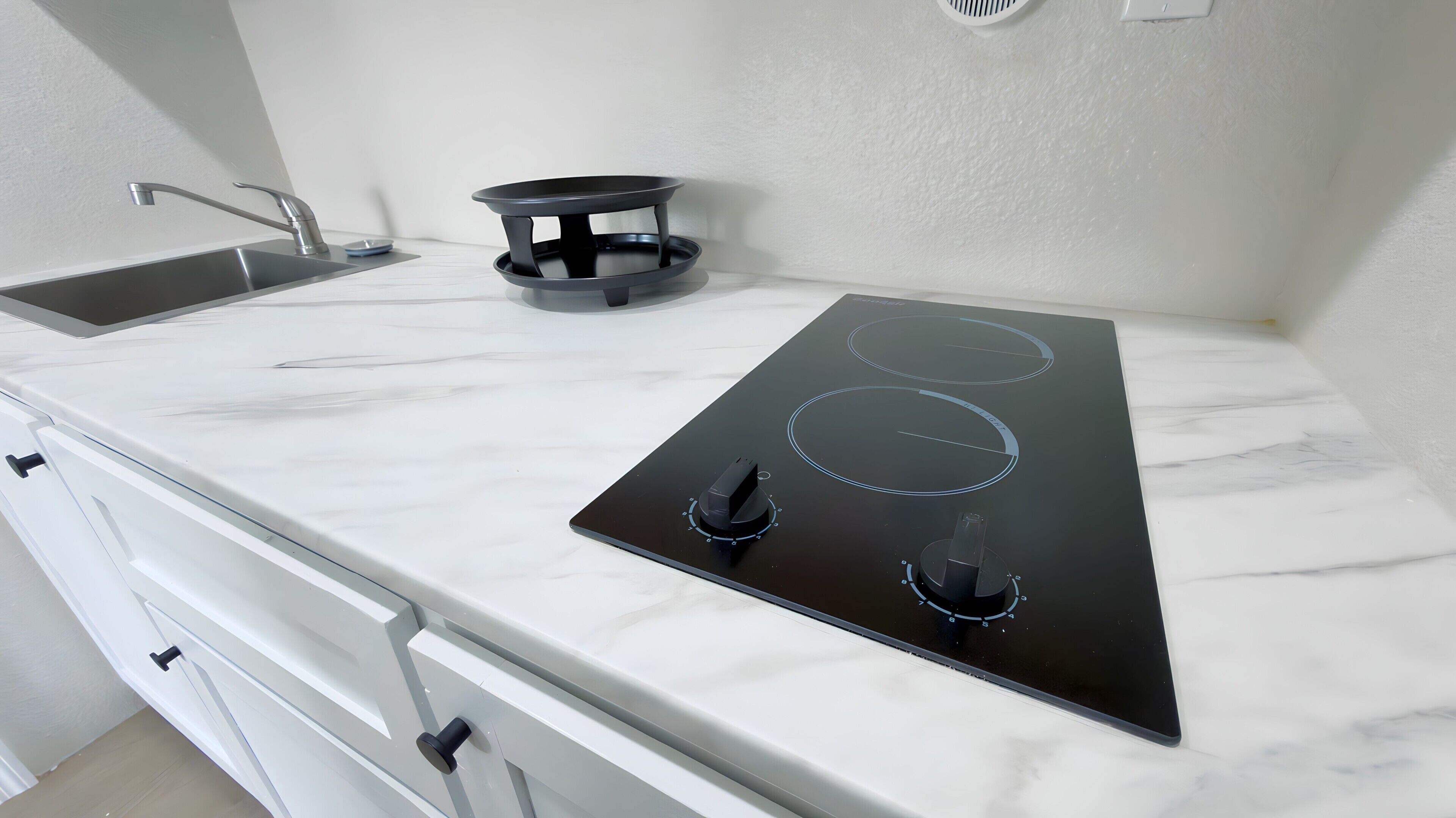 Deluxe Studio, 1 Queen Bed | Private kitchenette | Full-size fridge, microwave