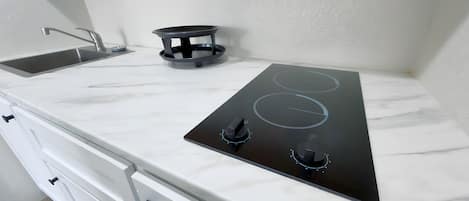 Deluxe-Studio, 1 Queen-Bett | Eigene Kochnische