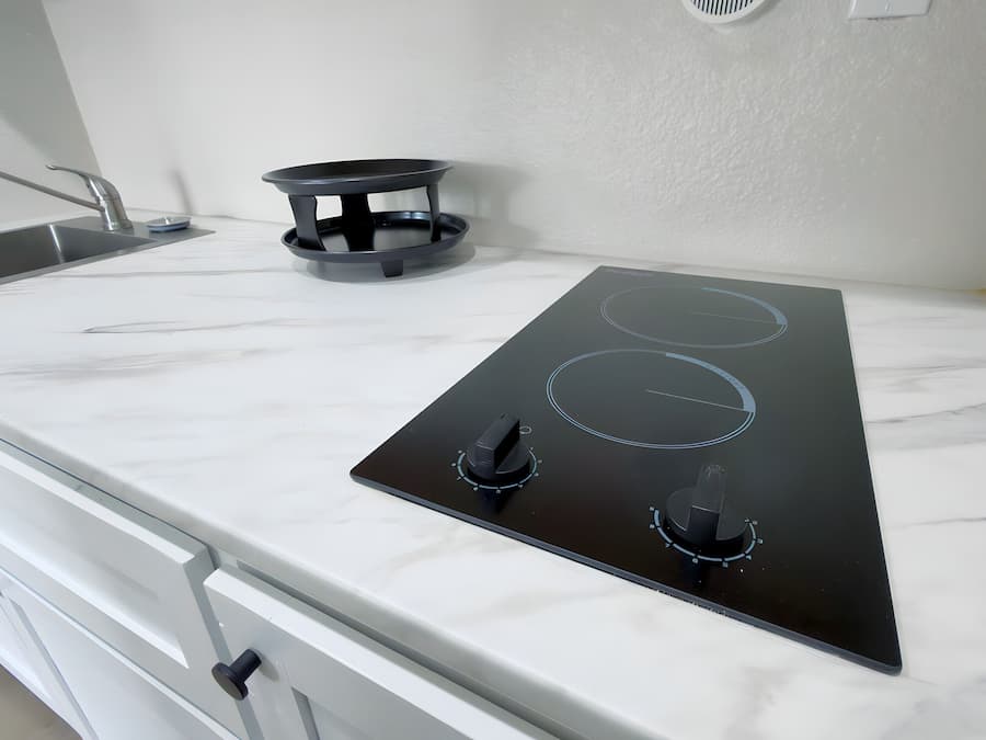 Deluxe studio, 1 queensize bed | Privékitchenette | Een koelkast/vriezer, een magnetron