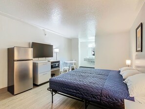 Chambre, 1 trĂšs grand lit | 1 chambre, Wi-Fi gratuit, draps fournis