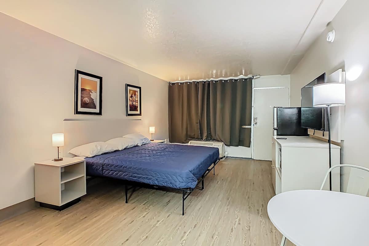 Chambre, 1 trĂšs grand lit | 1 chambre, Wi-Fi gratuit, draps fournis