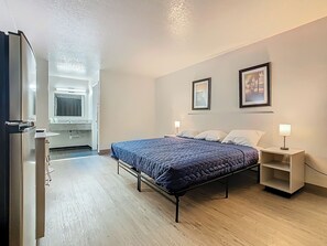 Desk, free WiFi, bed sheets - Stayable Davenport  (Davenport)