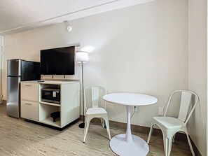 Skrivebord, wi-fi (inkludert) og sengetøy