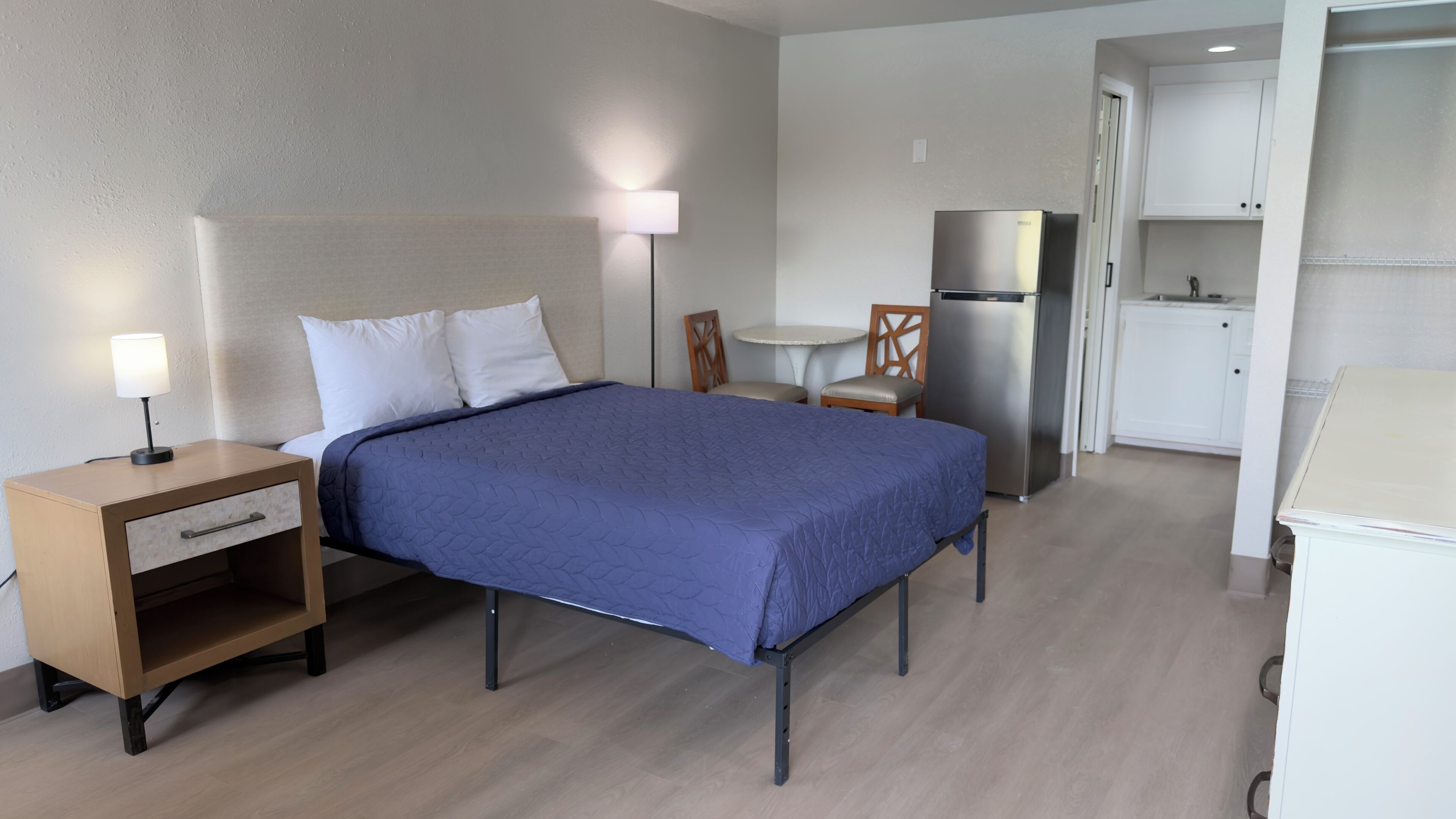 Deluxe Studio, 1 Queen Bed | Desk, free WiFi, bed sheets