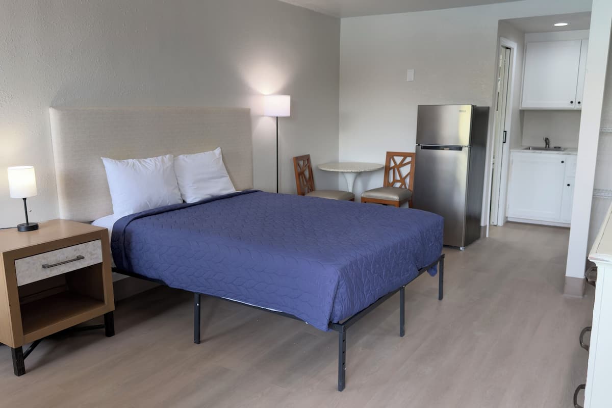 Deluxe Studio, 1 Queen Bed | Desk, free WiFi, bed sheets