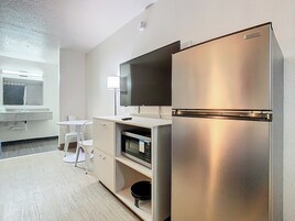 Quarto, 2 camas de casal | Escrivaninha, Wi-Fi de cortesia, roupa de cama