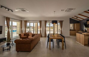 Télévision, cheminée, chaßne hi-fi