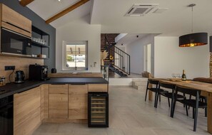 Geladeira, micro-ondas, cooktop, lava-louças