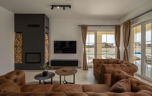 Fernseher, Kamin, Stereoanlage
