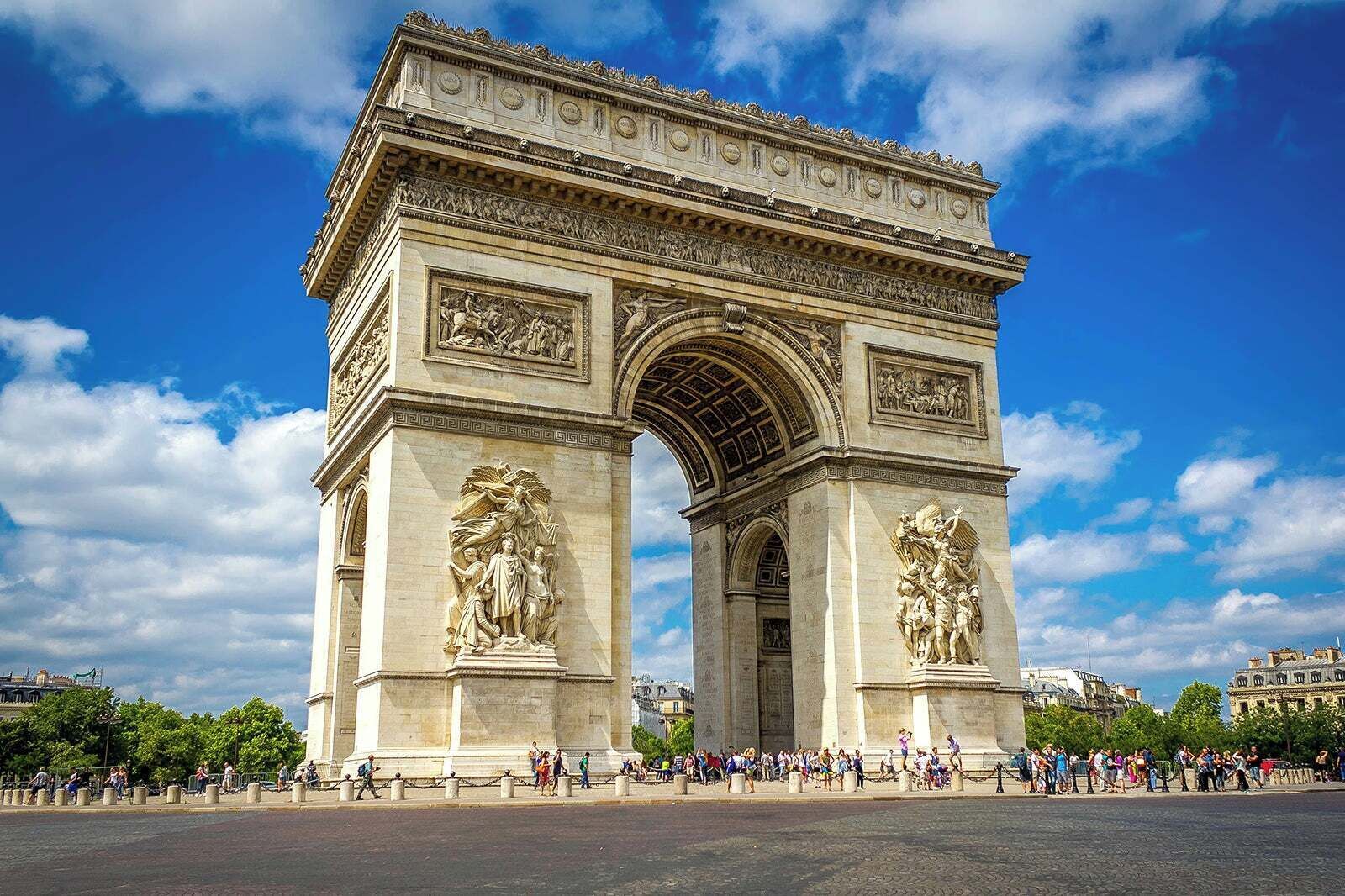 L’Arc de Triomphe de Paris, qui se distingue par son architecture classique et ses sculptures détaillées.