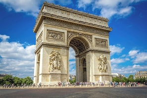 De Arc de Triomphe in Parijs, met klassieke architectuur en gedetailleerde beelden.