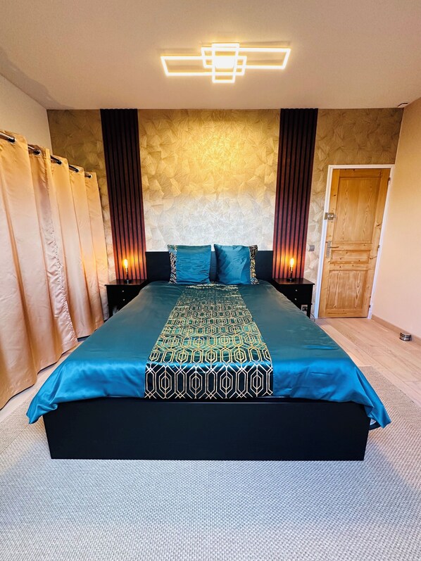 Kahden hengen deluxe-huone | Työpöytä, kannettavalle tietokoneelle sopiva työtila, pimennysverhot