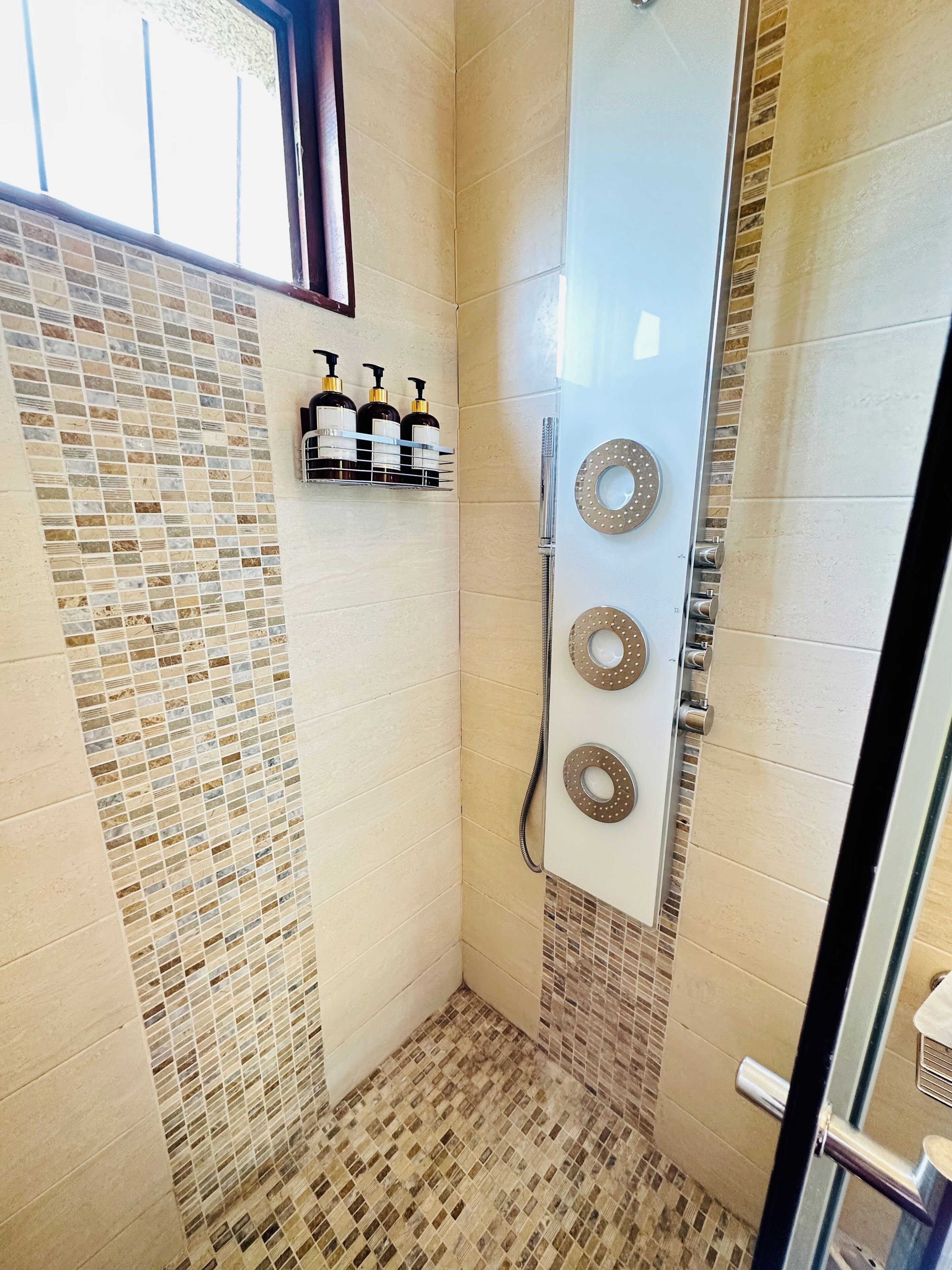 Dortoir Partagé | Salle de bain | Chaussons, savon, shampoing