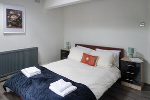 2 chambres, bureau, fer et planche à repasser, accès au Wi-Fi (inclus)