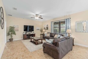 テレビ、書斎 / ワークスペース