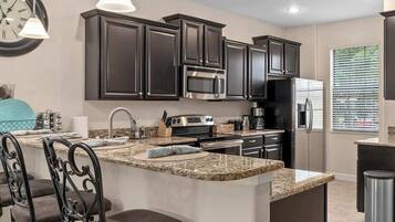 Kjøleskap, mikrobølgeovn, ovn og kokeplater