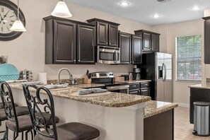 Kjøleskap, mikrobølgeovn, ovn og kokeplater