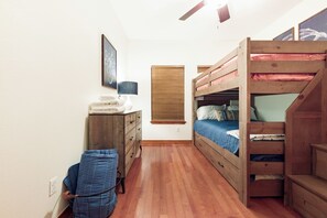 3 chambres, bureau, fer et planche Ă repasser, lit parapluie