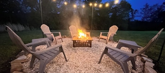 Grassy Meadow Getaway - HOT TUB!