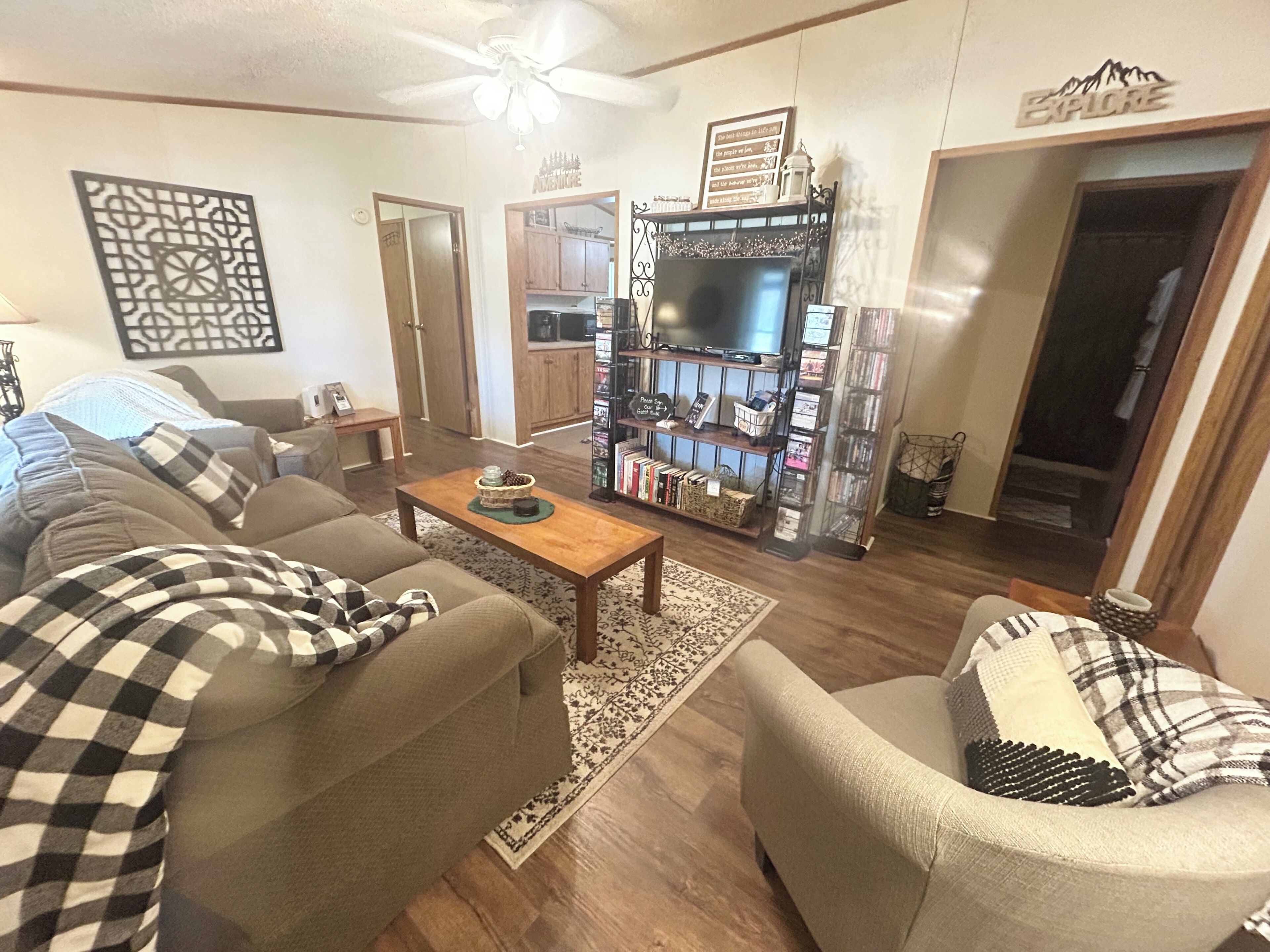 Smart TV, DVD player, livros, videoteca