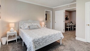 Room - Lovely 2 BR, 1 BA home with dedicated office space, sun porch & covered parking. (Knoxville)
