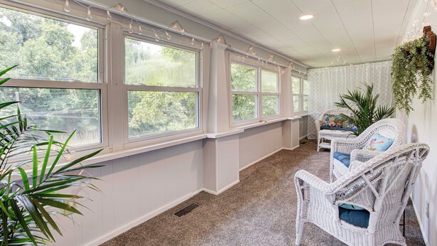Interior - Lovely 2 BR, 1 BA home with dedicated office space, sun porch & covered parking. (Knoxville)