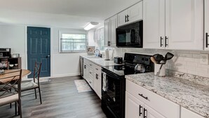 Private kitchen - Lovely 2 BR, 1 BA home with dedicated office space, sun porch & covered parking. (Knoxville)