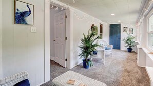 Interior - Lovely 2 BR, 1 BA home with dedicated office space, sun porch & covered parking. (Knoxville)