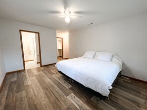3 habitaciones, tabla de planchar con plancha, wifi y ropa de cama 