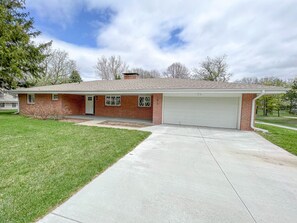 Exterior - Updated 3 Bed 2 Bath central to everything in Omaha! (Omaha)