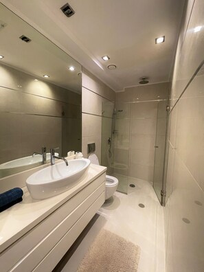 Serviettes fournies, savon, papier toilette