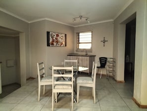 In-room dining - Akani Giest House Cosmo City (Roodepoort)