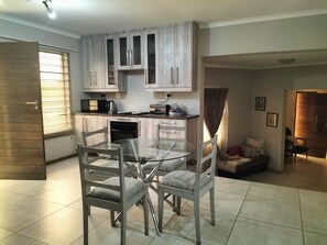 Full-size fridge, microwave, electric kettle, highchair - Akani Giest House Cosmo City (Roodepoort)