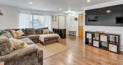 Cozy 3 Bedroom Family Home w/ Fenced Yard & Patio!