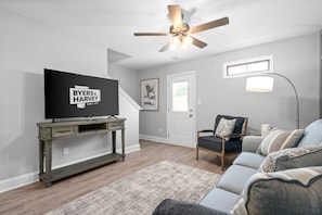 Smart TV - Peachers Place Townhomes (1000 Henry Place Blvd, #808) | Close to Ft. Campbell (Clarksville)