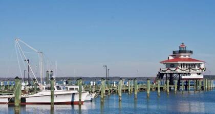 Luxury on the river, steps to downtown &boat ramp!
