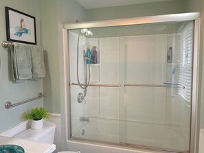 Dusche, Haartrockner, Bidet, Handtücher