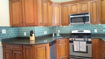 Køleskab, mikrobølgeovn, ovn, kogeplade