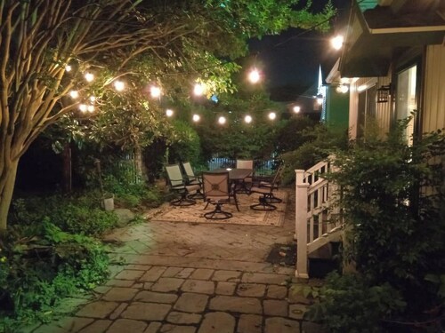 Luxury on the river, steps to downtown &boat ramp!