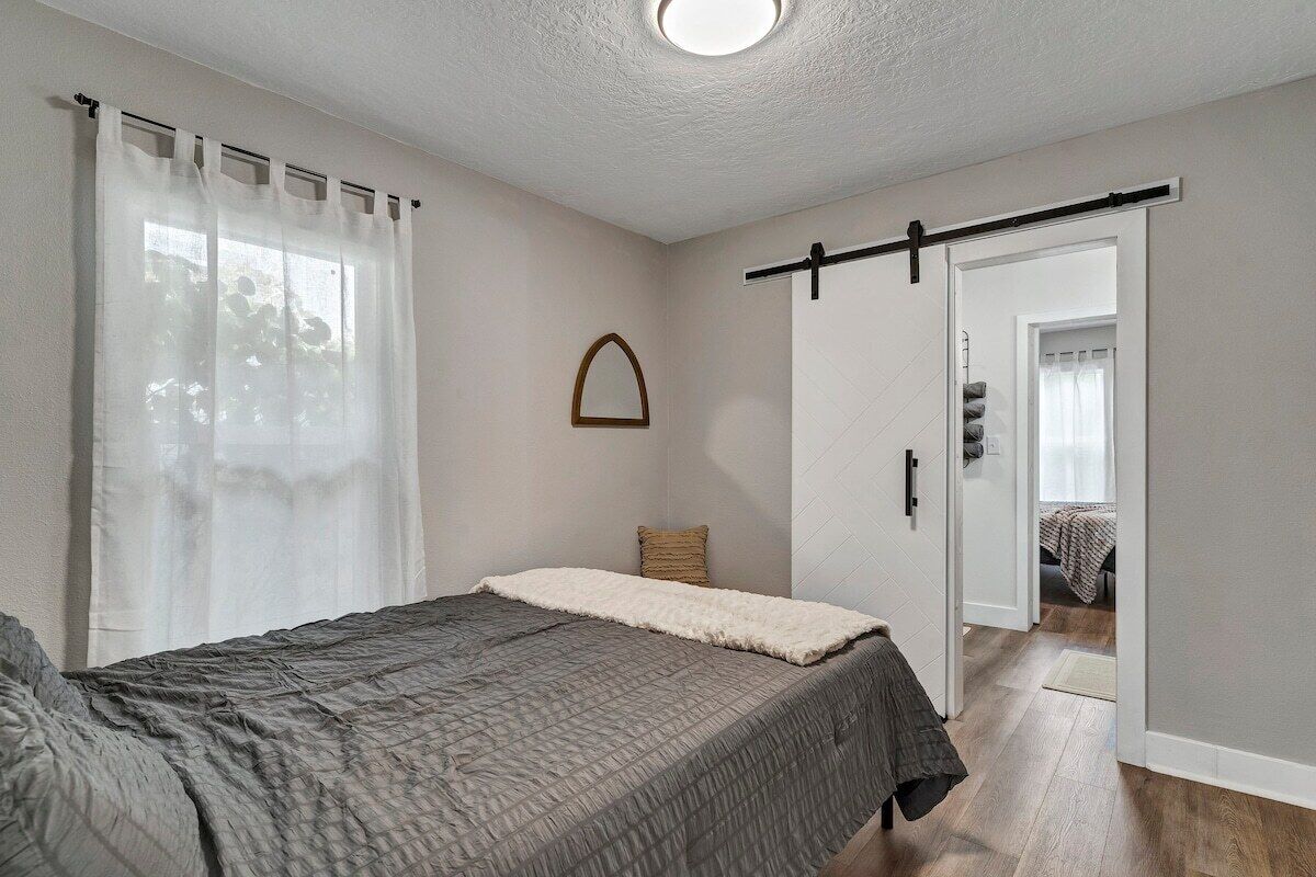 2 bedrooms, iron/ironing board, free WiFi, bed sheets